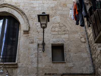 ...affiancata da un archetto murato del XIV secolo